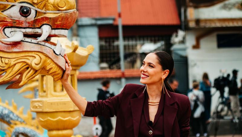 irina fdor lângă un dragon auriu în asia express - drumul eroilor 2025