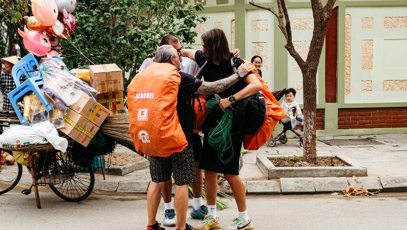 Asia Express sezonul 8, 6 octombrie 2025. Cum au pierdut Dan Alexa și Alina Pușcău plicul de la Irina Fodor. Ce a urmat în cursă