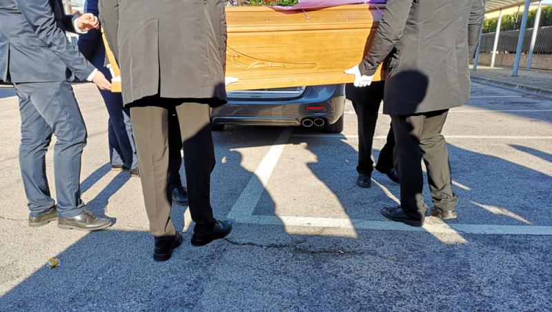 Incident surprinzător la un priveghi. Tânărul care trebuia îngropat a intat pe ușă: „Sunt viu”