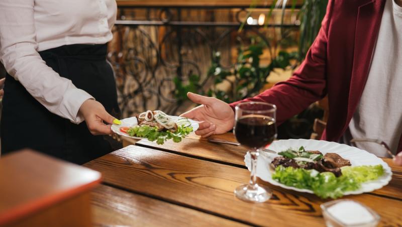 imagine cu un barbat si un chelner