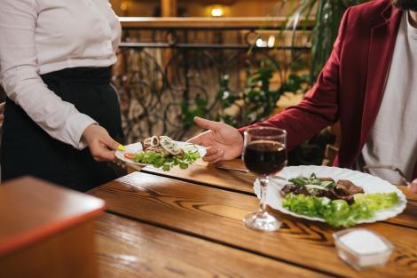 Ce înseamnă dacă ajuți chelnerul să strângă masa la restaurant. Ce arată asta despre tine. Un gest banal, dar plin de semnificații