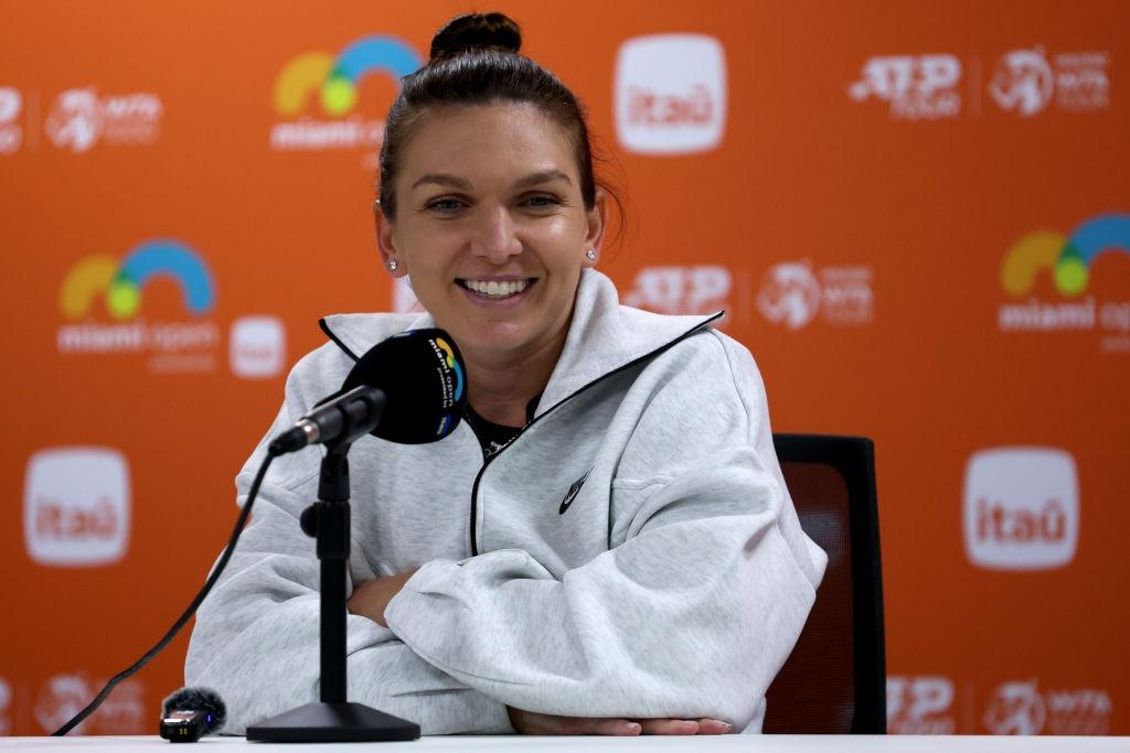 Simona Halep îmbrăcată cu un hanorac gri, la o conferință de presă