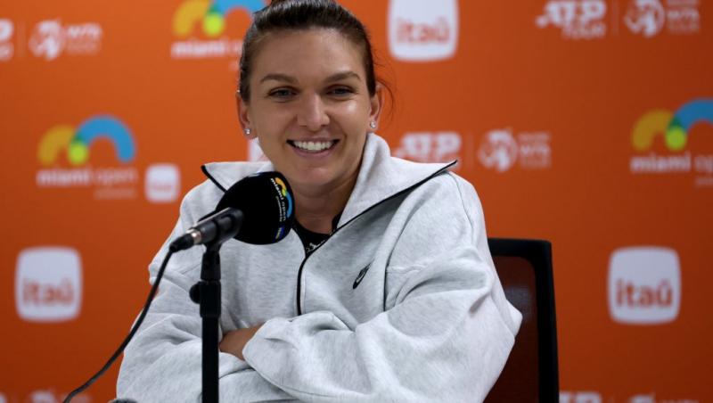 Simona Halep îmbrăcată cu un hanorac gri, la o conferință de presă