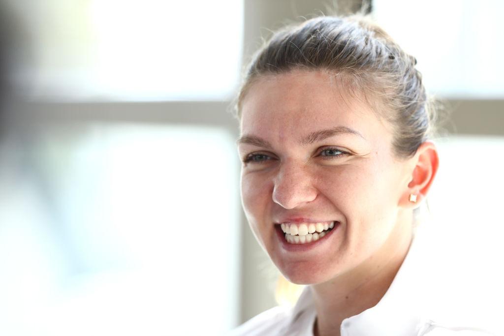 Simona Halep îmbrăcată într-o ținută albă