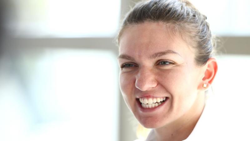 Simona Halep îmbrăcată într-o ținută albă