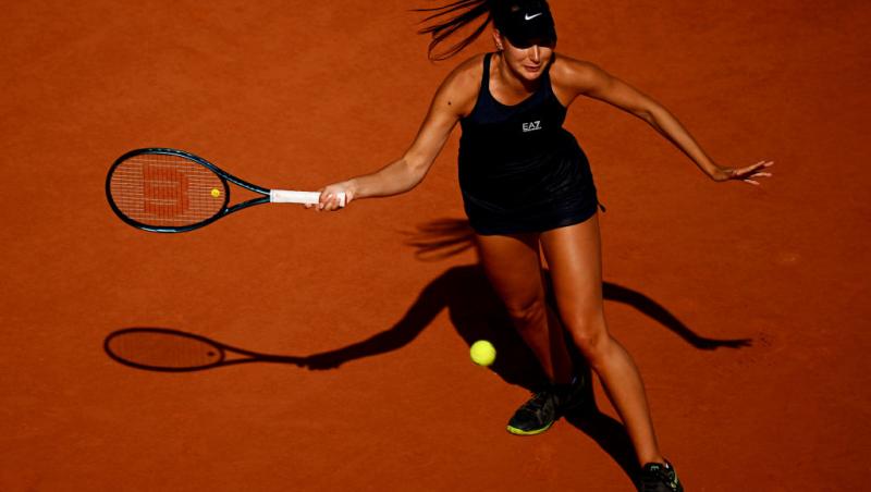 Oceane Dodin pe terenul de tens de câmp cu zgură
