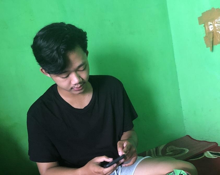 imagine cu un tanar din nepal intr-o camera cu pereti verzi