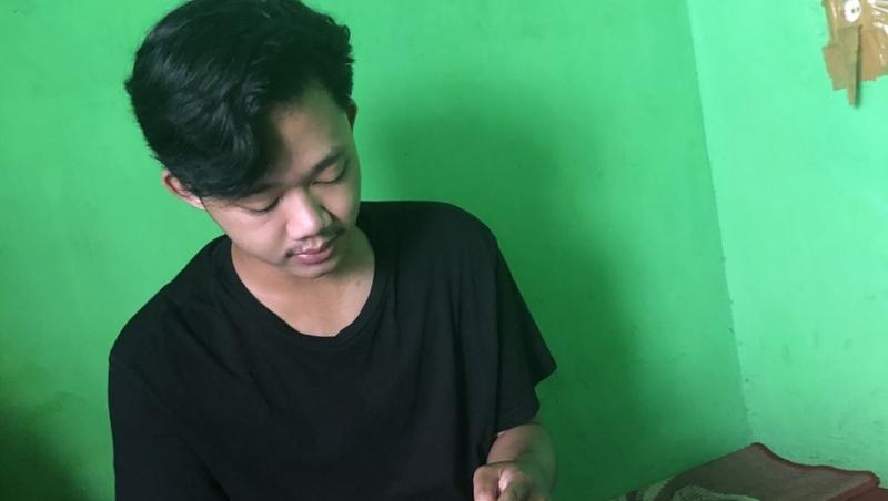 imagine cu un tanar din nepal intr-o camera cu pereti verzi