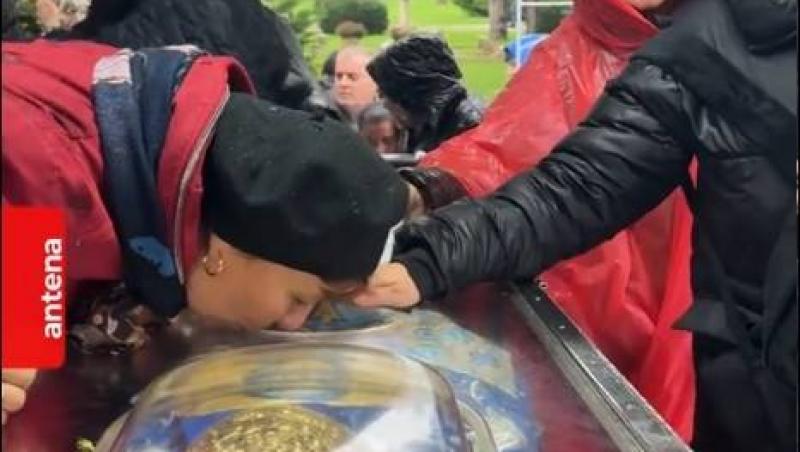 Mii de oameni așteaptă să se închine la racla cu moaștele Sfintei Parascheva. Timpul de așteptare ajunge și la 20 de ore