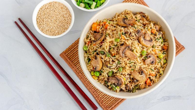 5 rețete de orez prăjit. Cum să te bucuri de un preparat asiatic delicios