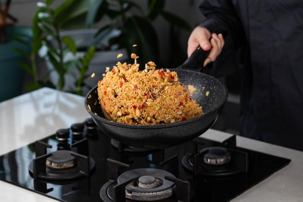 bucătar gătind orez prăjit