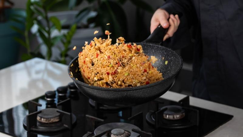 bucătar gătind orez prăjit