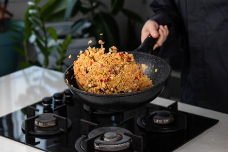 5 rețete de orez prăjit. Cum să te bucuri de un preparat asiatic delicios