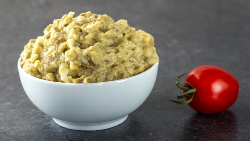 Rețetă clasică românească de salată de vinete coapte cu ceapă