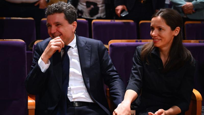 Ținuta elegantă purtată de partenera lui Nicușor Dan la deschiderea Romanian Fashion Week.La ce sumă se ridică piesa vestimentară