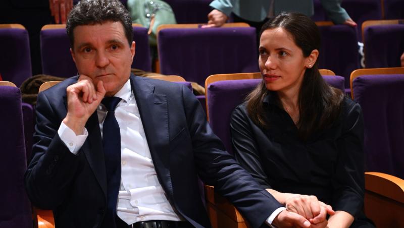 Ținuta elegantă purtată de partenera lui Nicușor Dan la deschiderea Romanian Fashion Week.La ce sumă se ridică piesa vestimentară