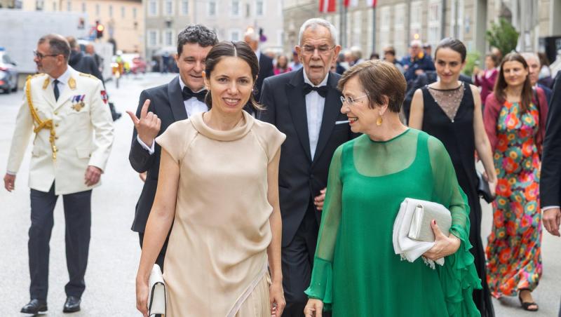 Ținuta elegantă purtată de partenera lui Nicușor Dan la deschiderea Romanian Fashion Week.La ce sumă se ridică piesa vestimentară