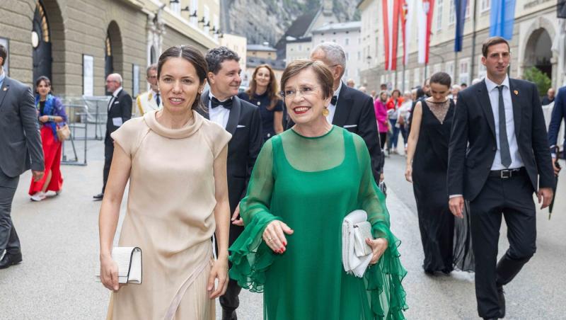 Ținuta elegantă purtată de partenera lui Nicușor Dan la deschiderea Romanian Fashion Week.La ce sumă se ridică piesa vestimentară