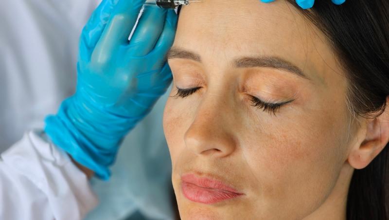Un medic estetician și-a injectat doar jumătate de față cu botox, iar rezultatele au fost clar vizibile. Diferența a fost uriașă