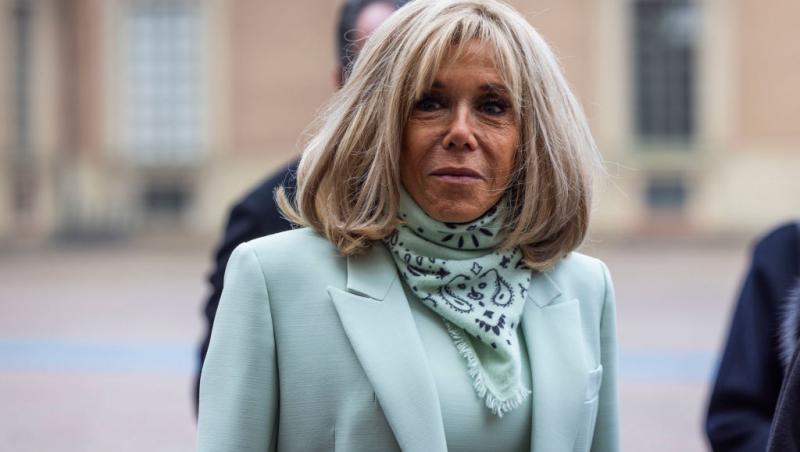 Brigitte Macron îmbrăcată într-un costum bleu elegant