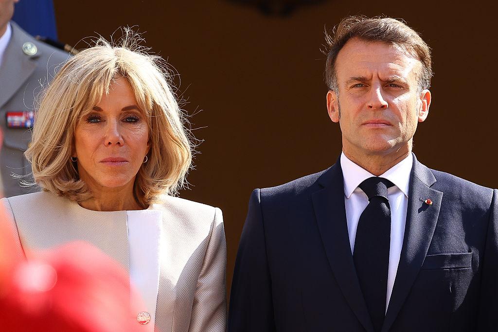 Brigitte Macron alături de Emmanuel Macron, ambii îmbrăcați în ținute elegante