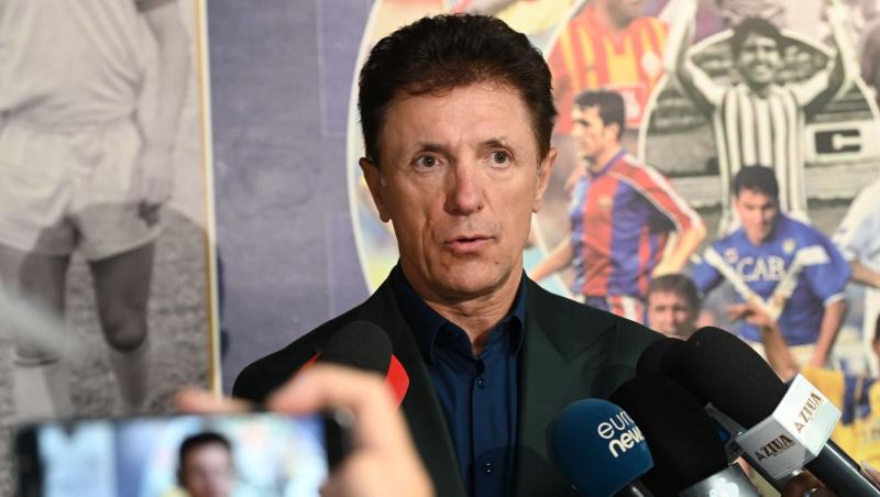 Gică Popescu &icirc;mbrăcat cu un costum negru, la o conferință de presă