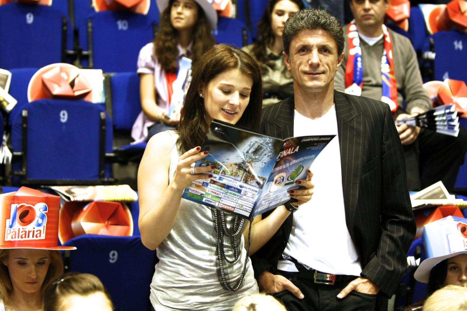 Gică Popescu îmbrăcat cu un sacou negru peste un tricou alb, alături de soția lui la un eveniment