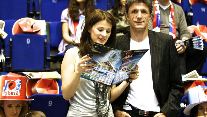 Gică Popescu &icirc;mbrăcat cu un sacou negru peste un tricou alb, alături de soția lui la un eveniment