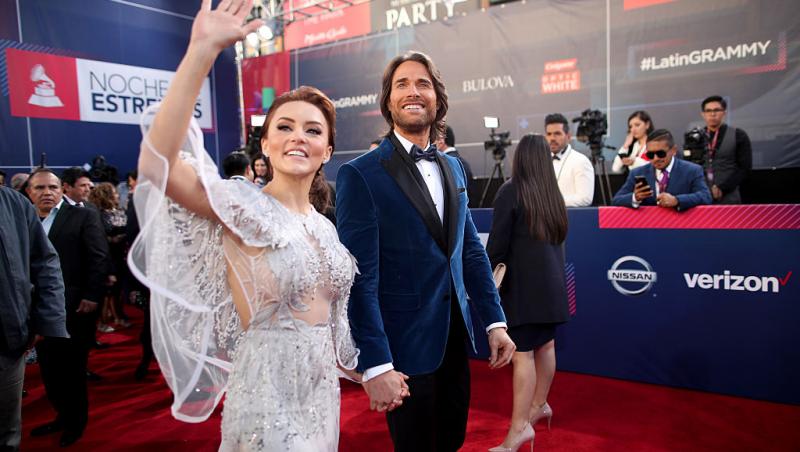 Angelique Boyer și Sebastián Rulli îmbrăcați elegant, participând la un eveniment