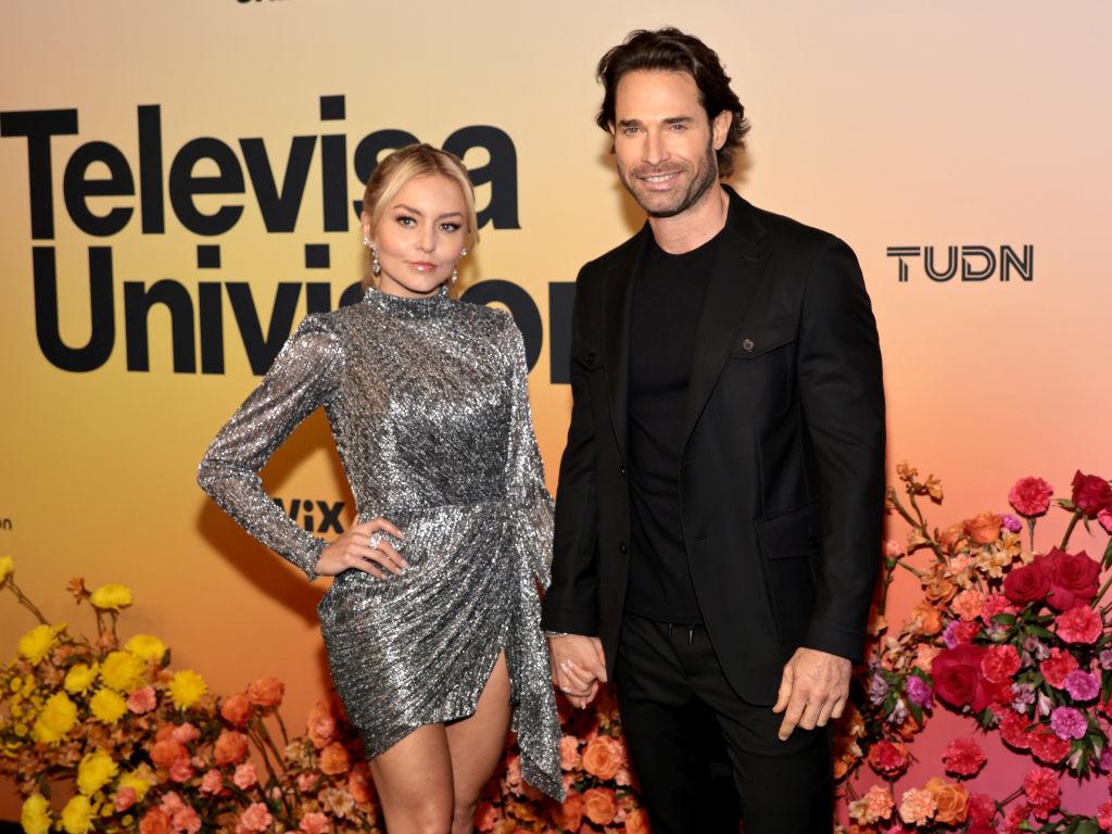 Angelique Boyer și Sebastián Rulli îmbrăcați elegant, participând la un eveniment