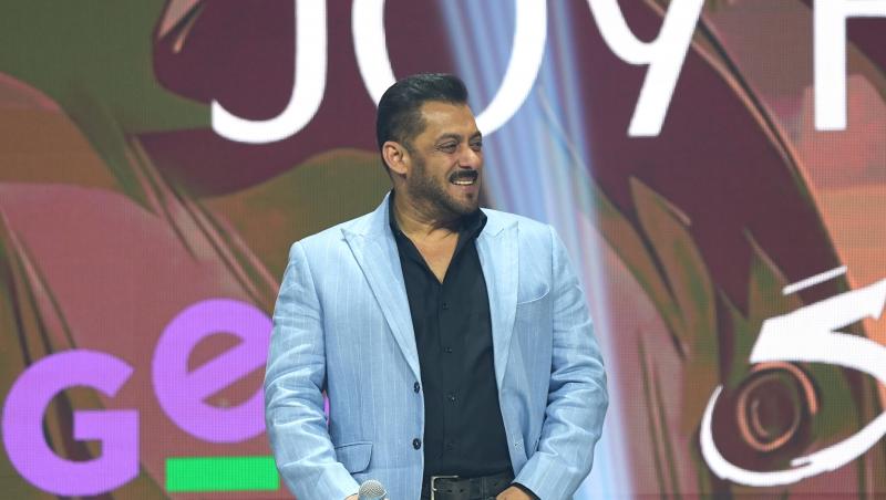 Cum se înțelege Iulia Vântur cu părinții lui Salman Khan. Ce relație există de fapt între ei