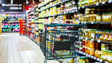 Patru produse alimentare cumpărate de zeci de români au fost retrase de la vânzare. Ce pericole ascund