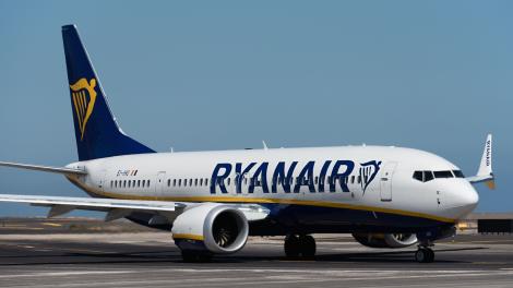 Ryanair renunță complet la biletele de hârtie. Ce se întâmplă cu cei care nu dispun de telefon sau tabletă