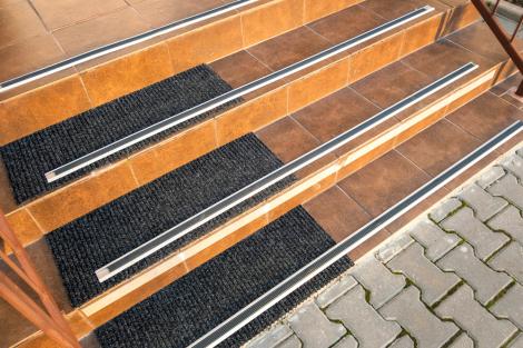 (P) Cum să previi alunecările pe scările exterioare ale unei clădiri? 8 sfaturi și recomandări utile