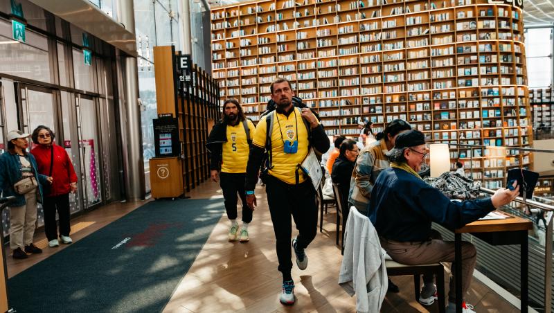 Finala Asia Express, 12 noiembrie 2025. Finaliștii, misiune la bibliotecă. Ce au pățit Alexandru Ion și Ștefan Floroaica