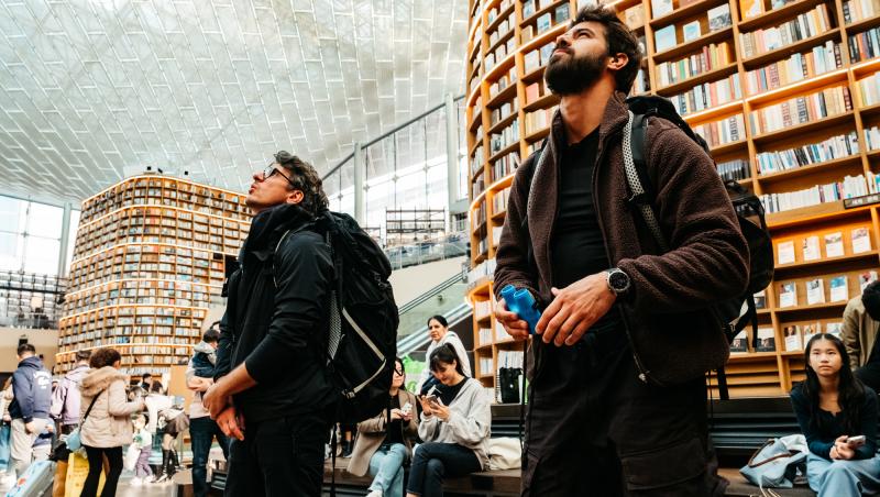 Finala Asia Express, 12 noiembrie 2025. Finaliștii, misiune la bibliotecă. Ce au pățit Alexandru Ion și Ștefan Floroaica