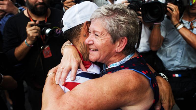 Mesajul postat de Lewis Hamilton cu ocazia aniversării mamei sale. Cum arată cea care i-a dat viață multiplului campion mondial