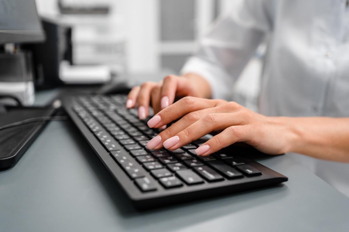 Generația care renunță la tastatură. Cum vor înlocui viitorii angajați email-urile și mesajele