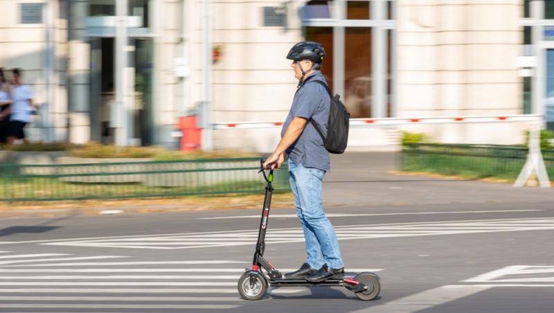 Președintele Nicușor Dan a promulgat o nouă lege pentru trotinetele și bicicletele electrice. Ce devine obligatoriu