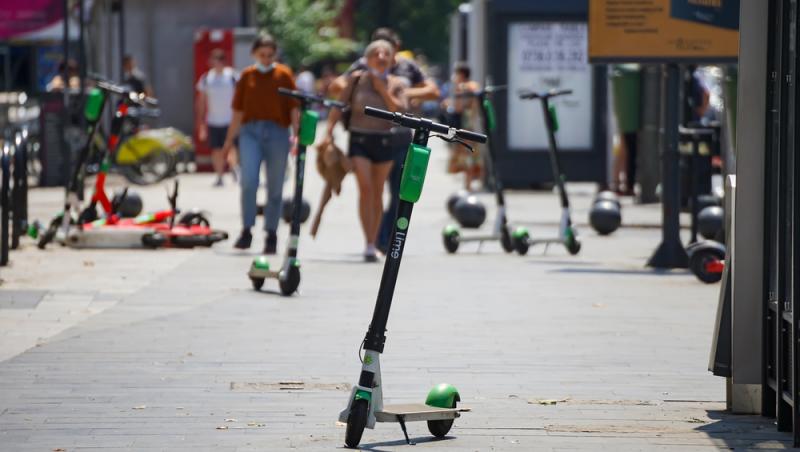 Președintele Nicușor Dan a promulgat o nouă lege pentru trotinetele și bicicletele electrice. Ce devine obligatoriu