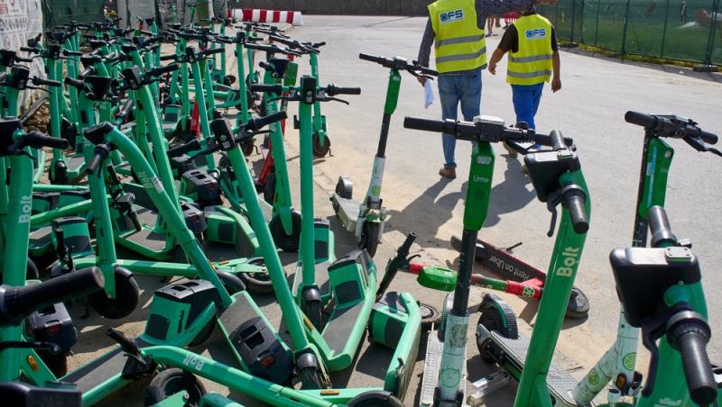 Președintele Nicușor Dan a promulgat o nouă lege pentru trotinetele și bicicletele electrice. Ce devine obligatoriu