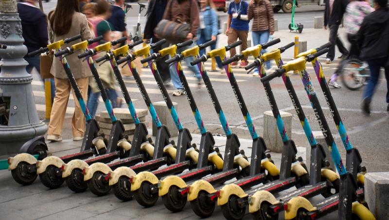 Președintele Nicușor Dan a promulgat o nouă lege pentru trotinetele și bicicletele electrice. Ce devine obligatoriu