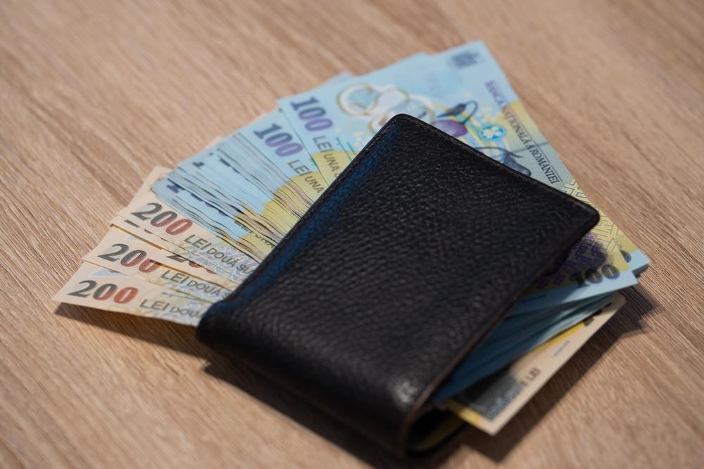 Un portofel negru cu bani în el