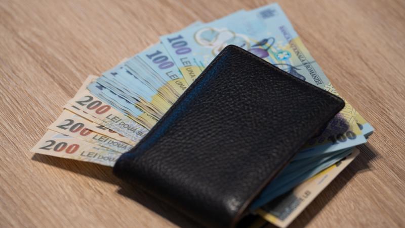 Un portofel negru cu bani în el