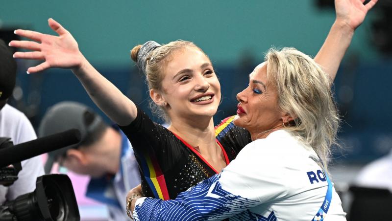 sabrina voinea îmbrățișată de mama sa, camelia