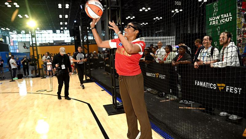 O actriță de la Hollywood a hotărât să se căsătorească cu ea însăși. Cum i-a schimbat ceremonia întreaga percepție asupra vieții