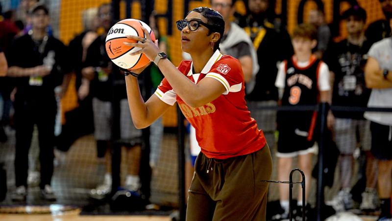 O actriță de la Hollywood a hotărât să se căsătorească cu ea însăși. Cum i-a schimbat ceremonia întreaga percepție asupra vieții