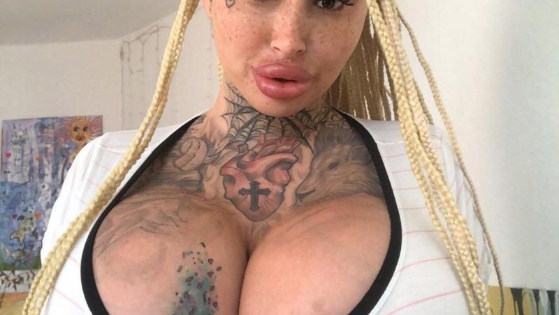 Reacția internauților când au aflat cum arăta tânăra înainte de operații și tatuaje. Transformările au început când avea 21 de ani