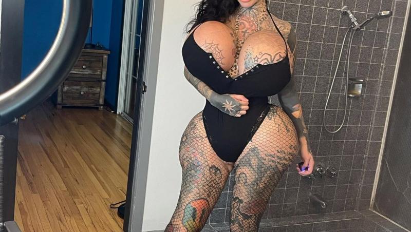 Reacția internauților când au aflat cum arăta tânăra înainte de operații și tatuaje. Transformările au început când avea 21 de ani