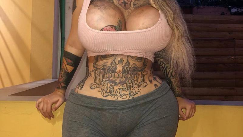 Reacția internauților când au aflat cum arăta tânăra înainte de operații și tatuaje. Transformările au început când avea 21 de ani